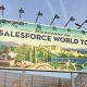 Panneau d'accueil du Salesforce World Tour à Paris